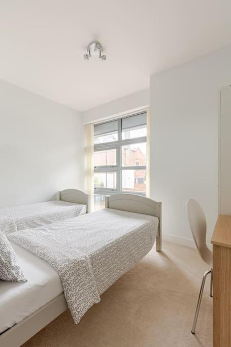 Modern City Centre House With Free Parking カンタベリー エクステリア 写真