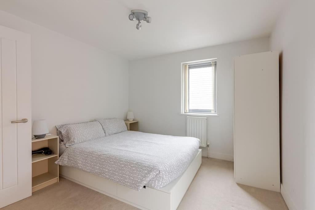 Modern City Centre House With Free Parking カンタベリー エクステリア 写真