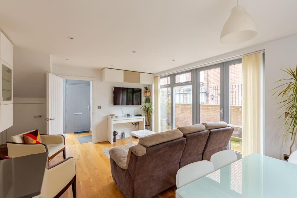 Modern City Centre House With Free Parking カンタベリー エクステリア 写真