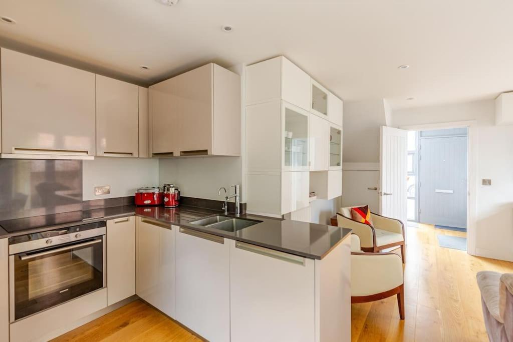 Modern City Centre House With Free Parking カンタベリー エクステリア 写真
